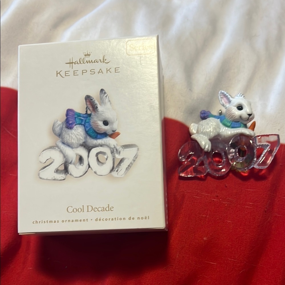 Hallmark Keepsake 2007 Bunny with Blue Scarf and Orange Carrot